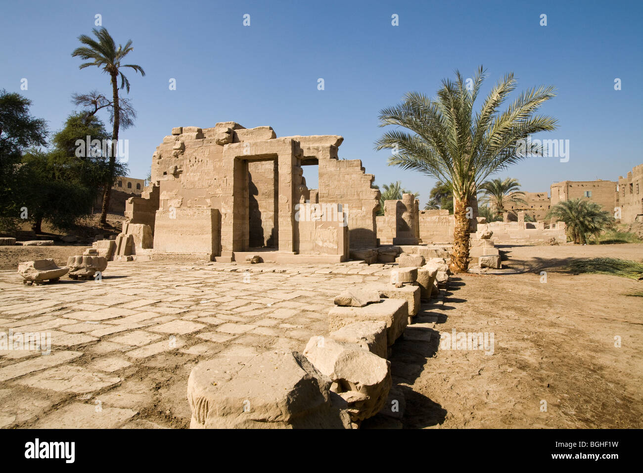 Tempio di Montu a Tod, Valle del Nilo, a sud di Luxor, Egitto Foto Stock