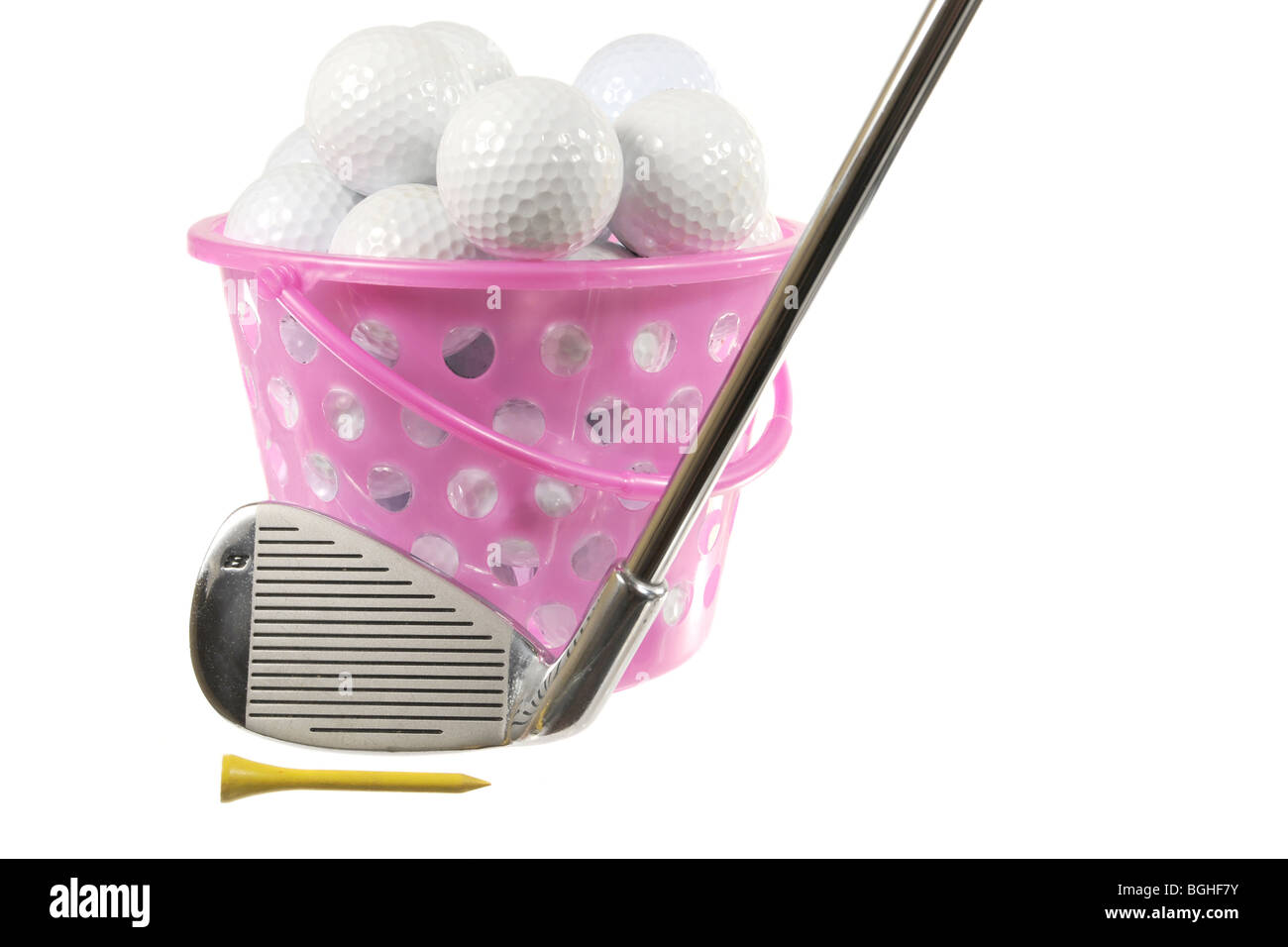 Benna con palline da golf e ferro da stiro su bianco Foto Stock