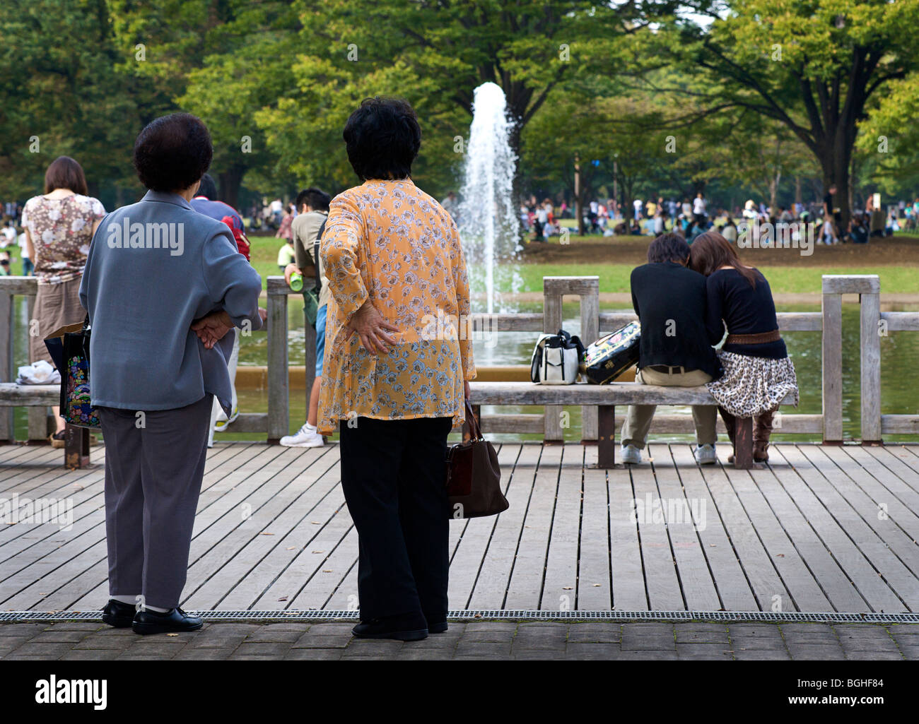 Sabato pomeriggio a Yoyogi Park Harajuku, Tokyo, Giappone. Generazioni. Foto Stock