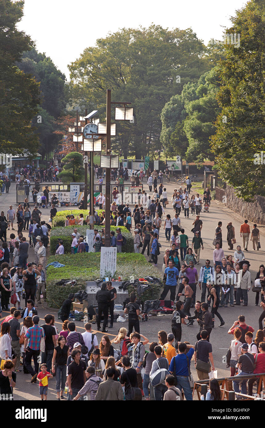 Sabato pomeriggio la folla a Harajuku ingresso al Parco Yoyogi, Tokyo, Giappone Foto Stock