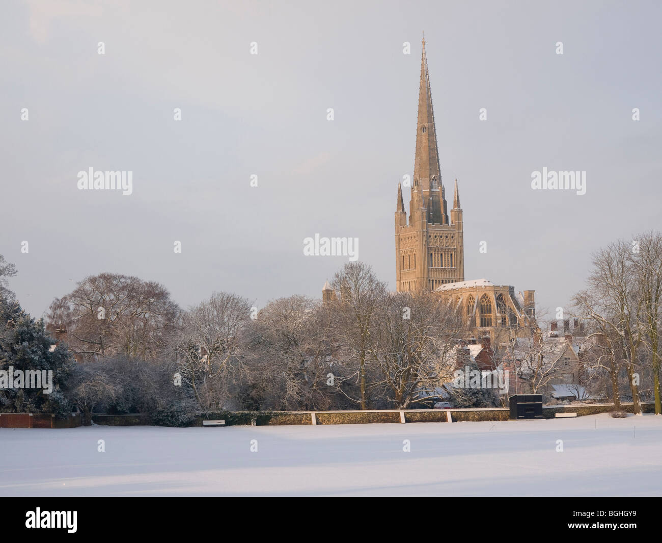 Scena invernale della cattedrale di Norwich Norfolk East Anglia England Regno Unito Foto Stock