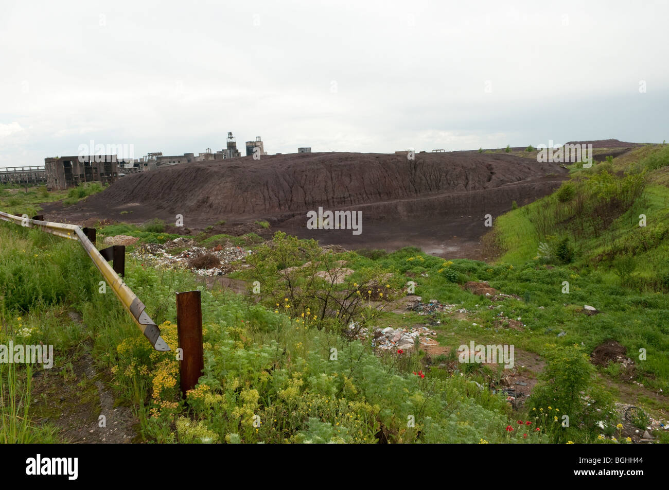 Sostanze chimiche pericolose di inquinamento industriale da disuso pentossido di fosforo stabilimento vicino Ploiesti Romania Europa orientale Foto Stock