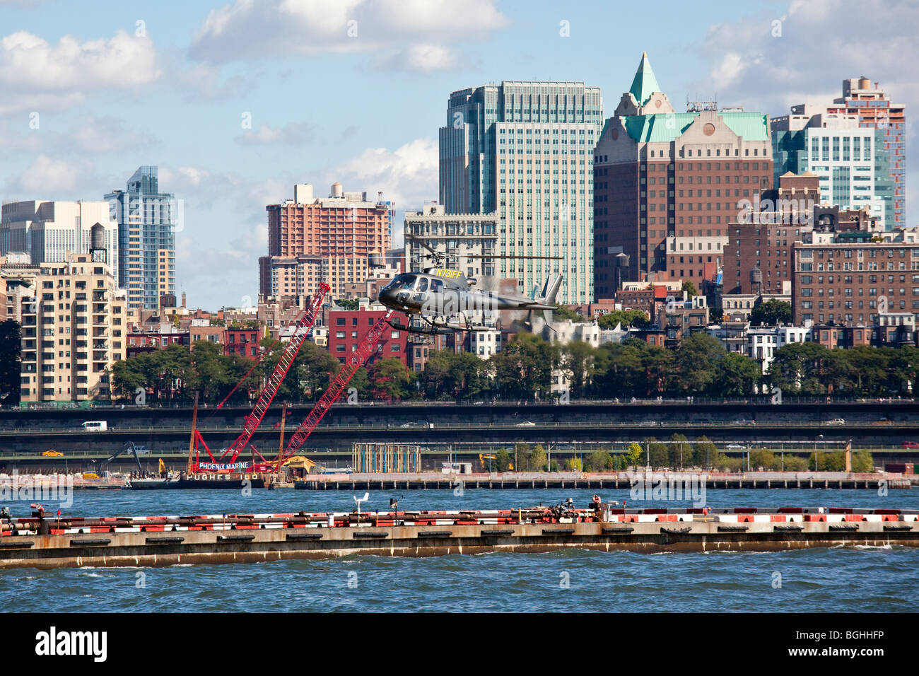 I turisti in giro in elicottero a Manhattan, New York City Foto Stock