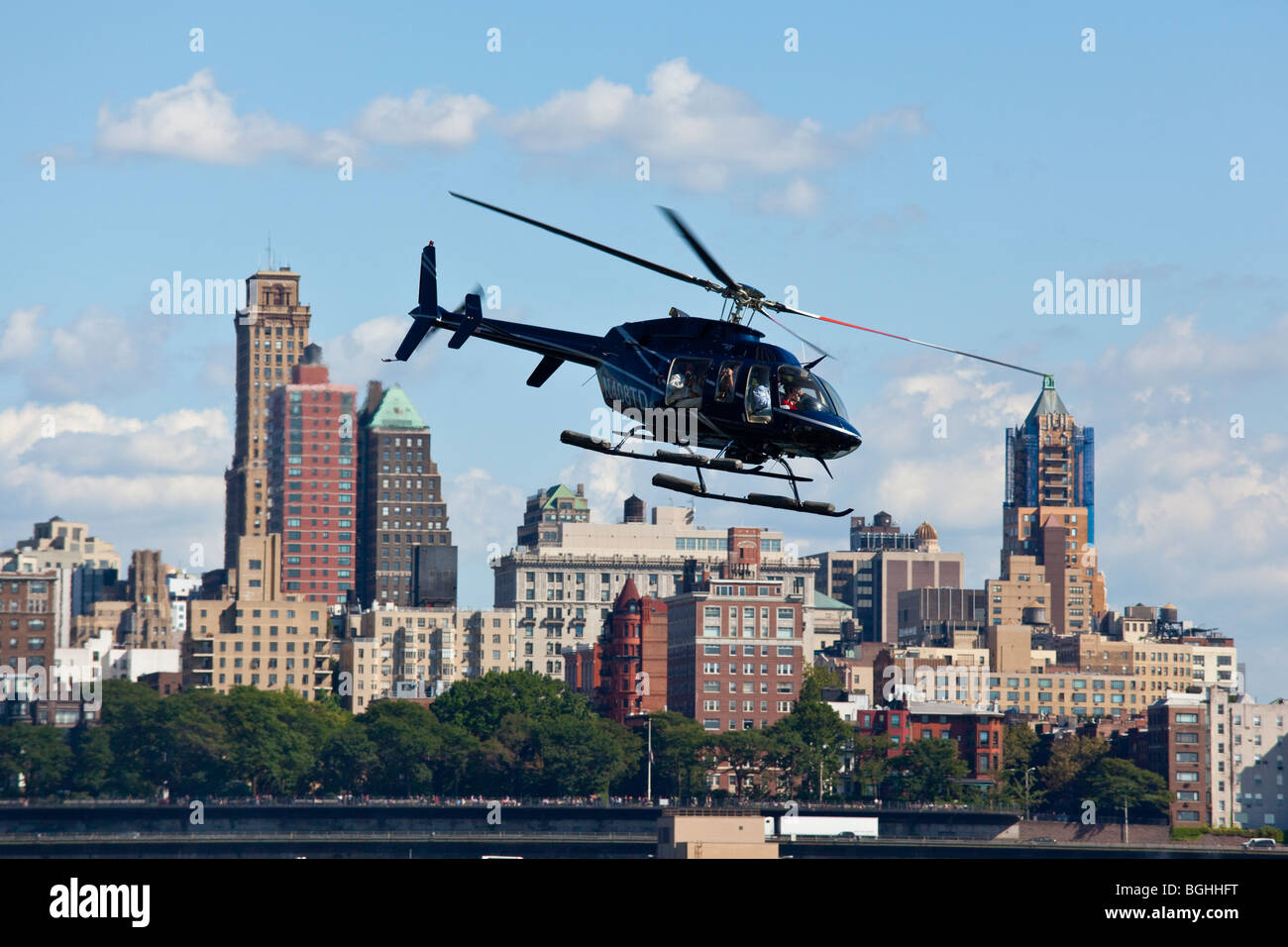 I turisti in giro in elicottero a Manhattan, New York City Foto Stock