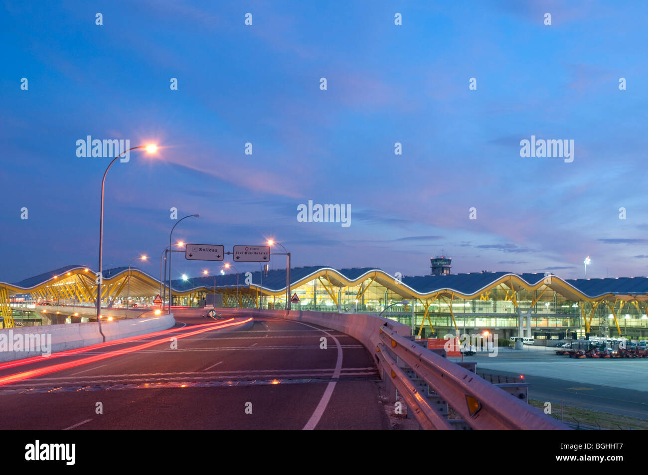 Il terminale T4 all'alba. L' aeroporto di Barajas. Madrid. Spagna. Foto Stock