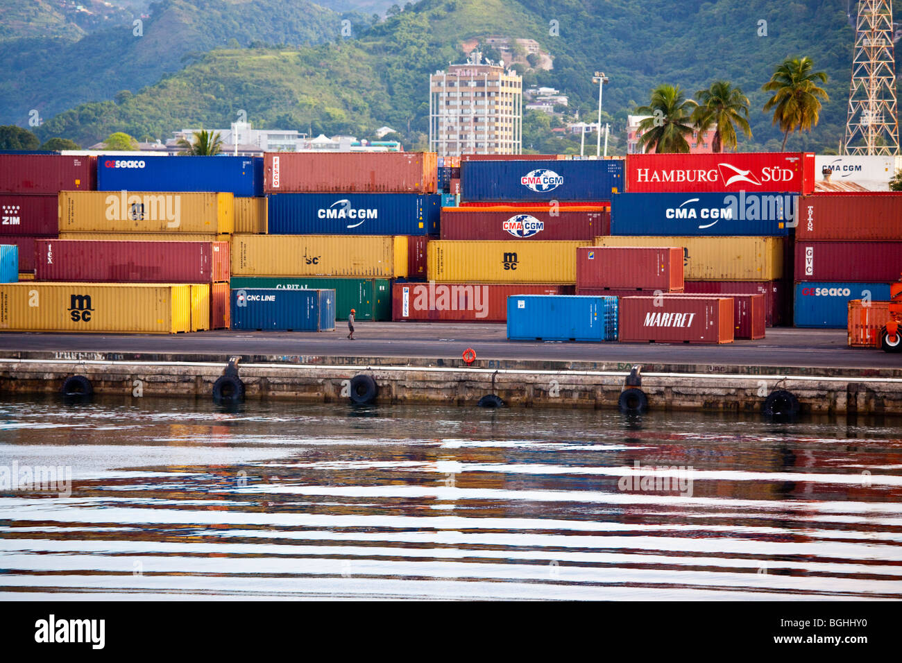 Contenitori per il trasporto al porto di Port of Spain, Trinidad Foto Stock
