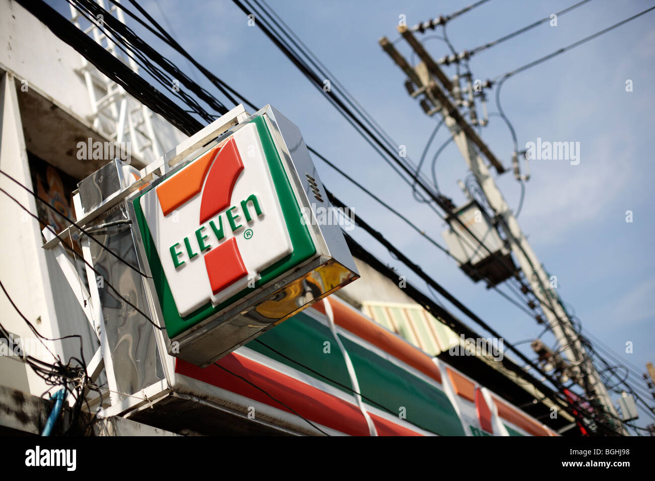 Un segno per un 7-11 o sette-eleven store in Thailandia Foto Stock