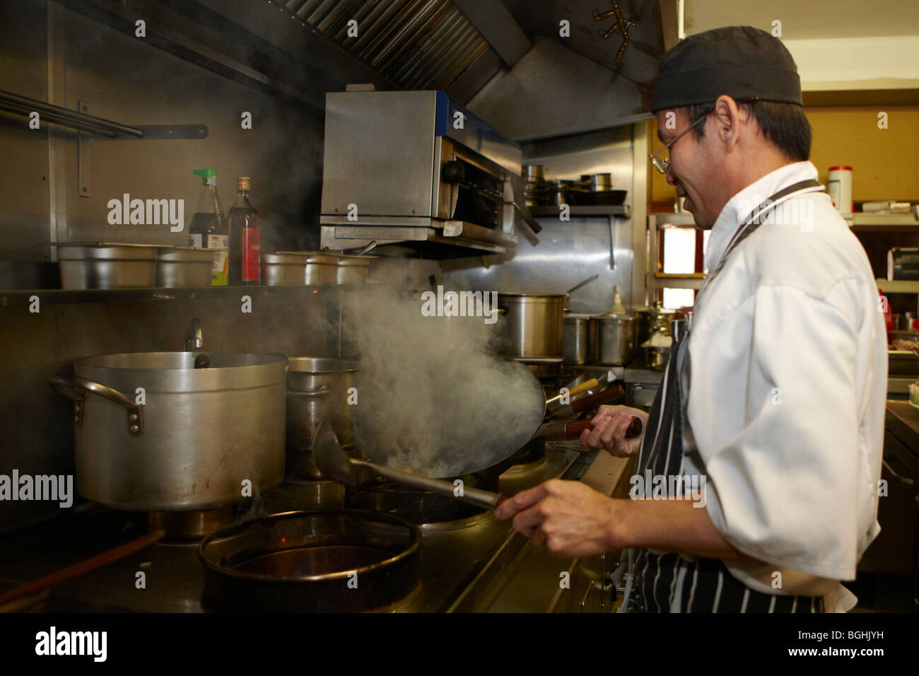 Chef asiatico la cottura nel ristorante cucina Foto Stock