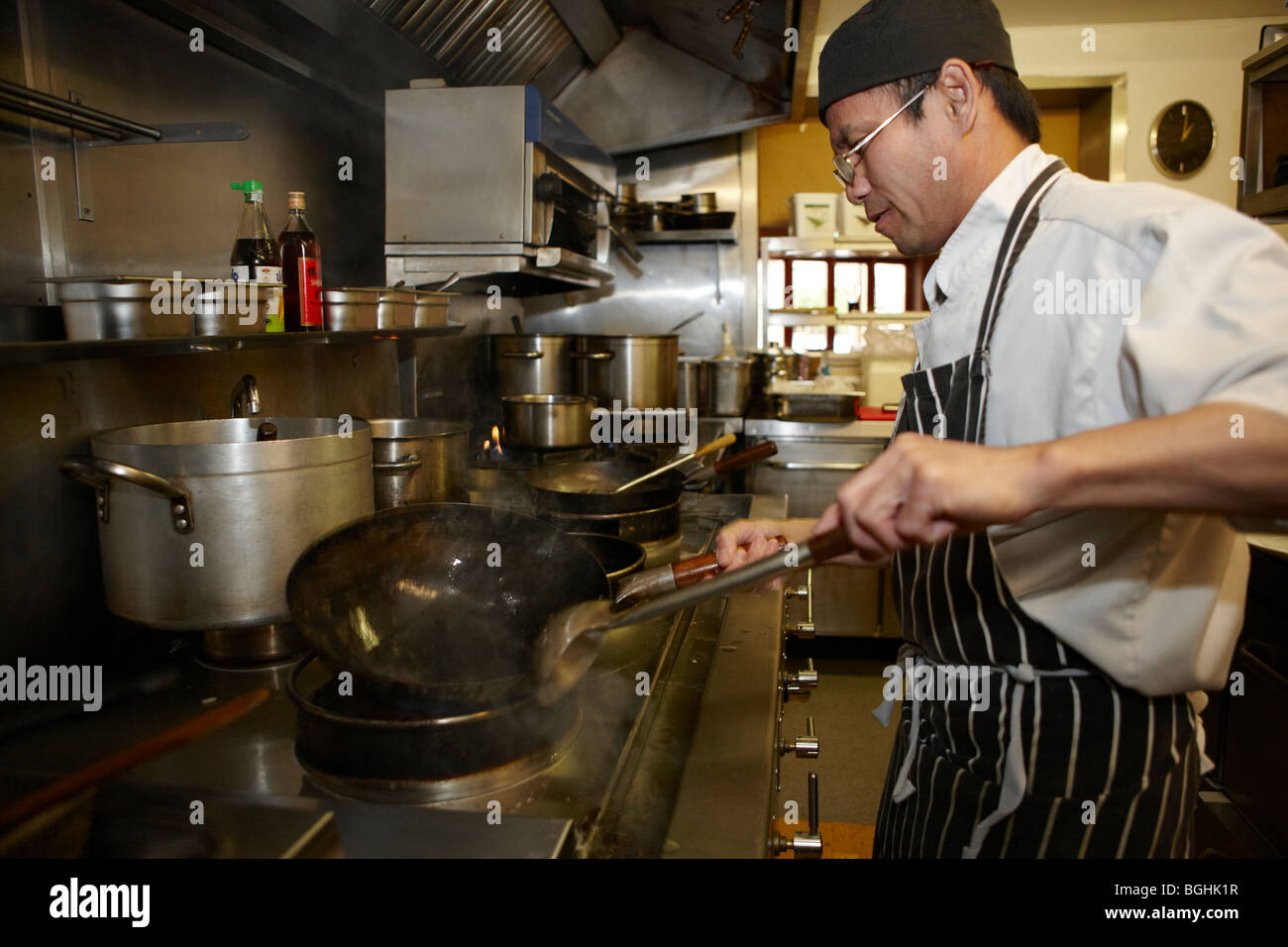Chef asiatico la cottura nel ristorante cucina Foto Stock
