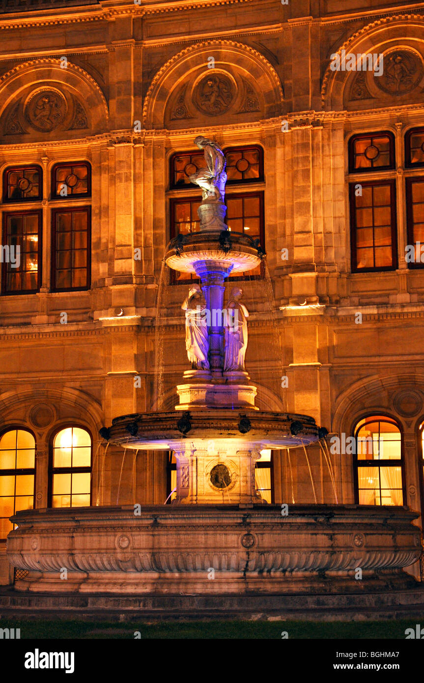 Opera e fontana di notte, Vienna, Austria Foto Stock