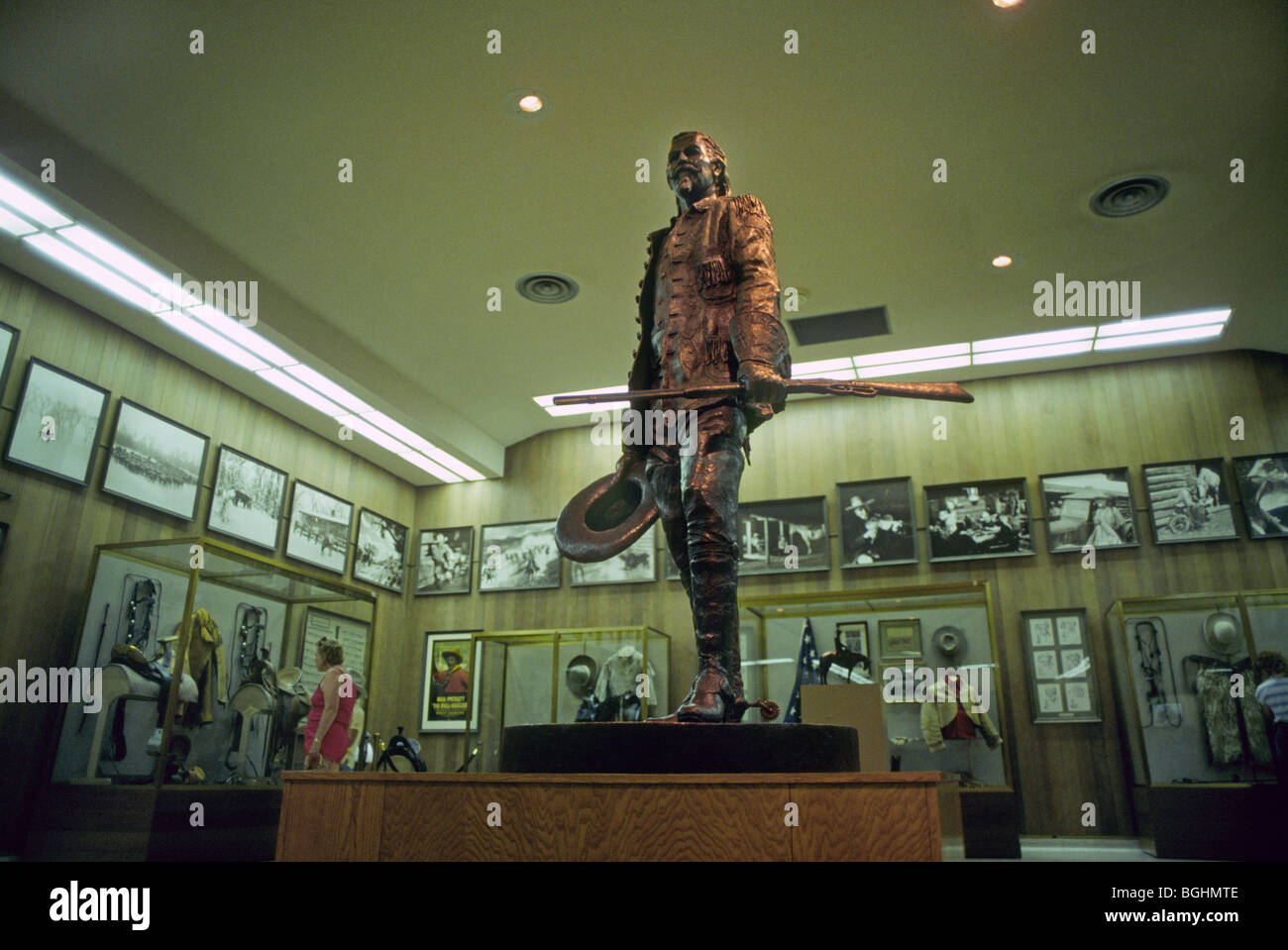 Una statua di Buffalo Bill Cody, o William Fredrick Cody, in Buffalo Bill Cody Museum, a Cody, Wyoming Foto Stock