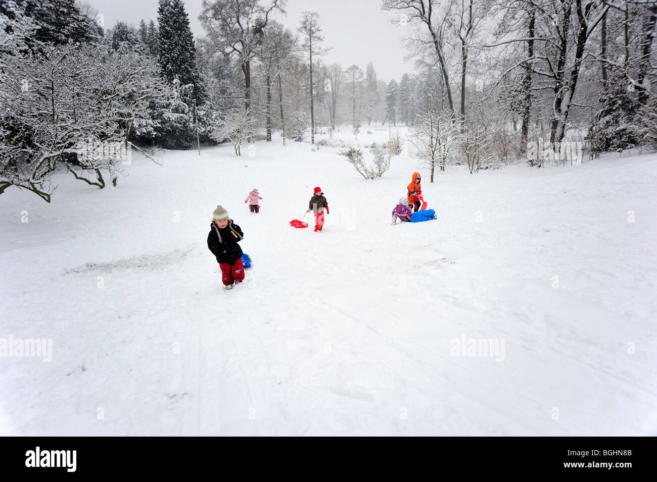 Bambino ragazzo neve invernale slittino in posizione di parcheggio Foto Stock