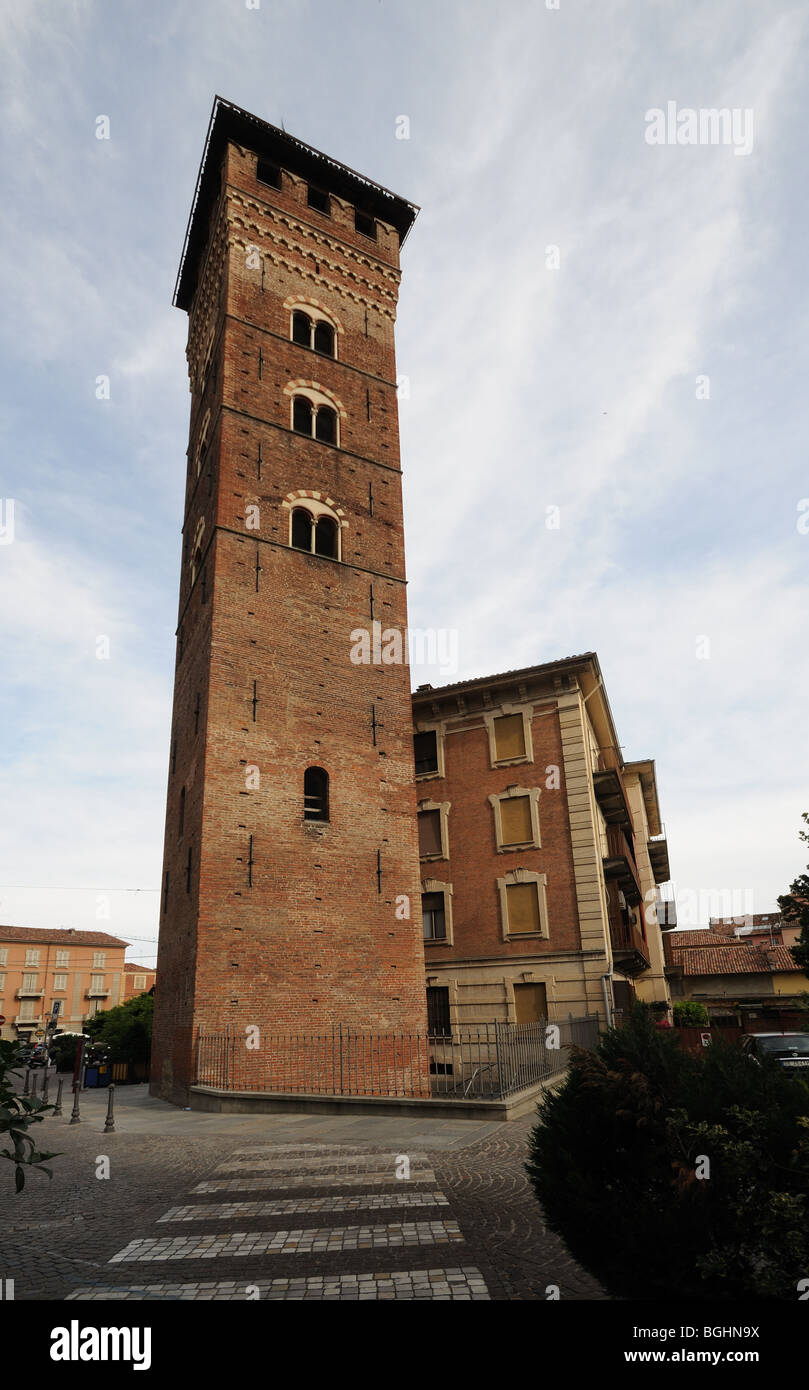38 metri 13esimo secolo medievale in mattoni costruito la torre della famiglia Troya, chiamata anche Torre dell orologio Asti Piemonte Italia Foto Stock