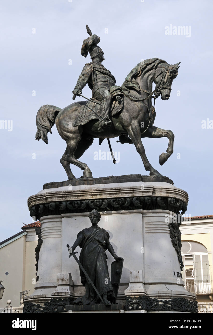 Statua equestre in bronzo di Umberto I di Savoia re d'Italia sul Corso Vittorio Asti Piemonte Italia Foto Stock