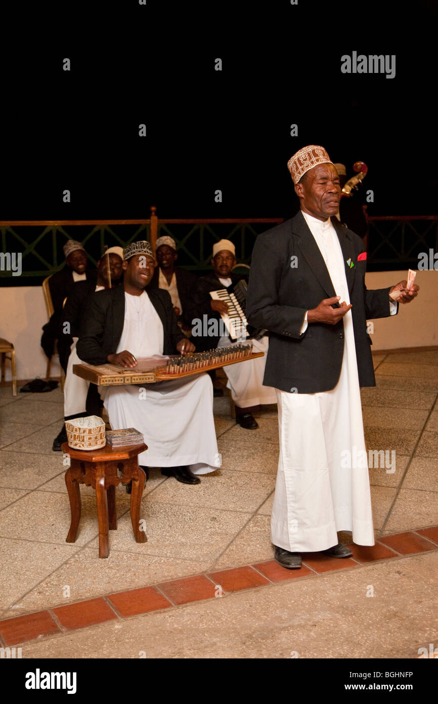 Zanzibar, Tanzania. Taarab musicisti. Cultura Club musicali. Cantante maschio. Foto Stock