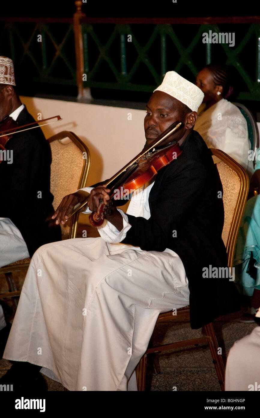 Zanzibar, Tanzania. Taarab musicisti. Cultura Club musicali. Lettore di violino. Foto Stock