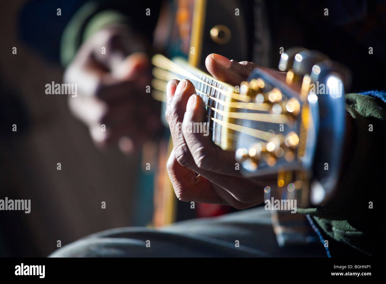 Musicista di strada suonando la chitarra su un marciapiede nel Quartiere Francese di New Orleans, Lousiana Foto Stock