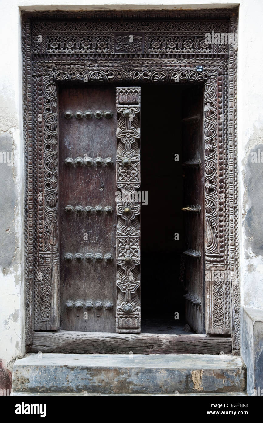 Zanzibar, Tanzania. Un arabo-style portale in pietra città. Foto Stock