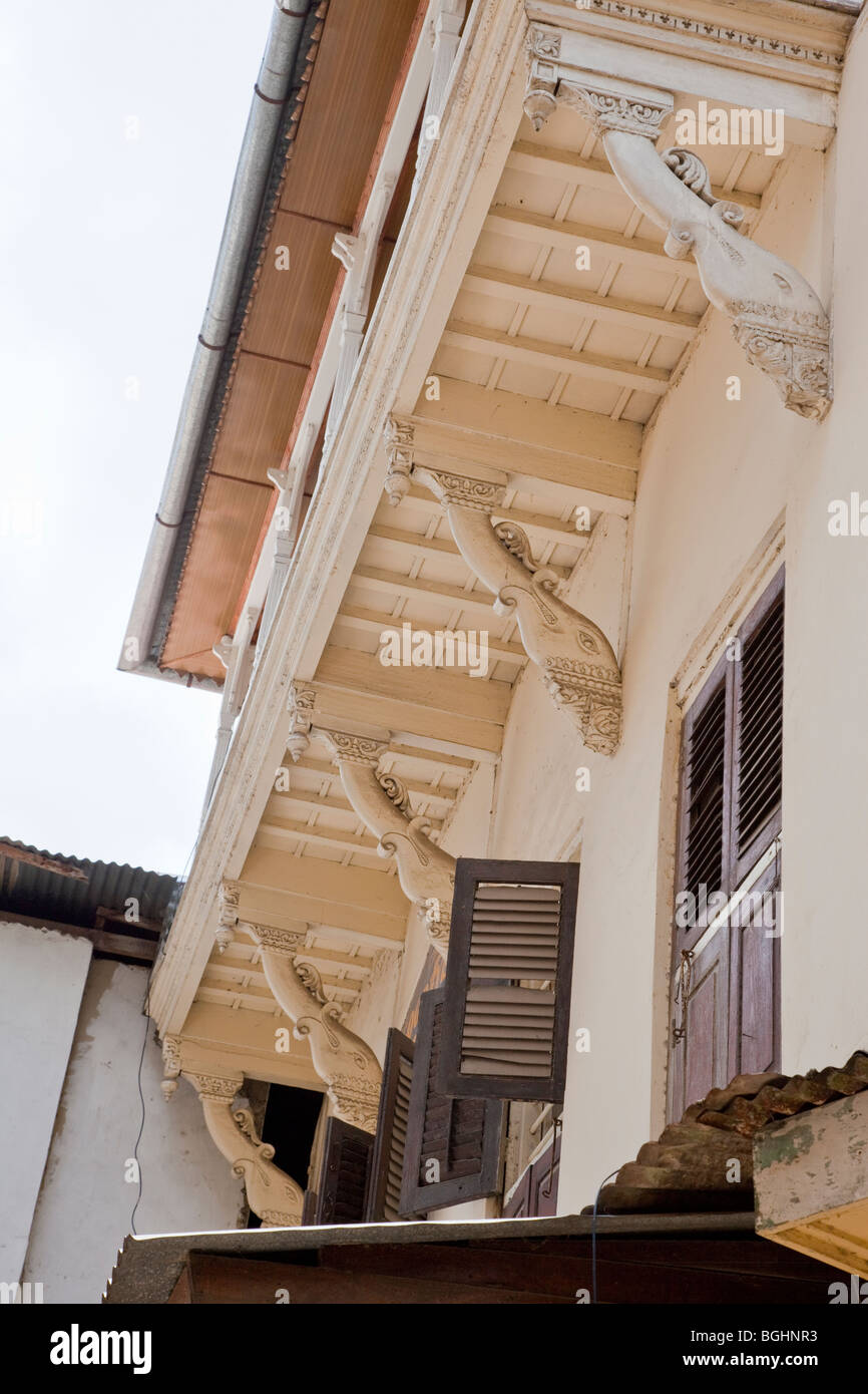 Zanzibar, Tanzania. South Asian influenza architettonica--elephant capi superiore di supporto del balcone. Foto Stock