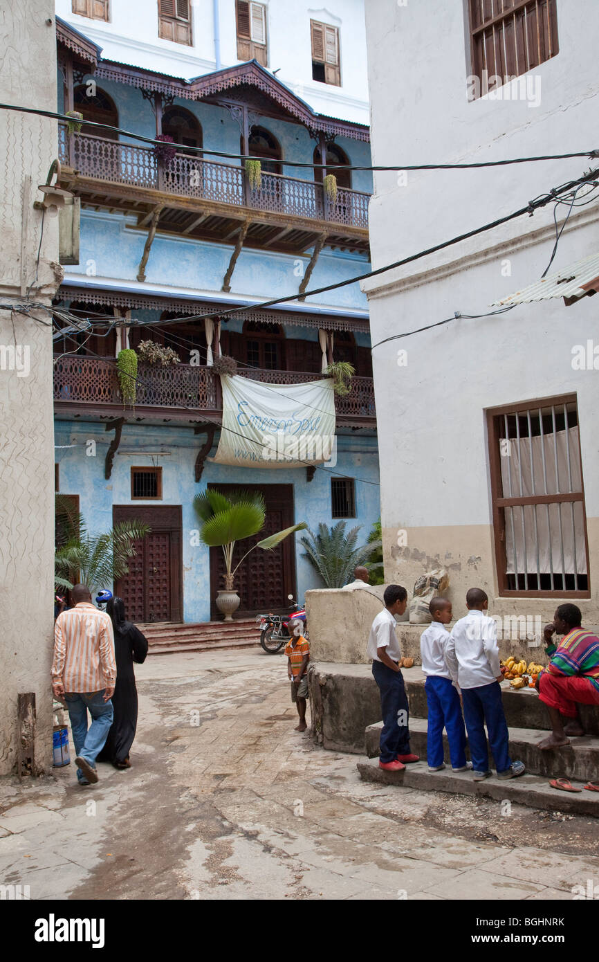 Zanzibar, Tanzania. Stone Town Street scene. Indiano, South-Asian influenza architettonica. Foto Stock