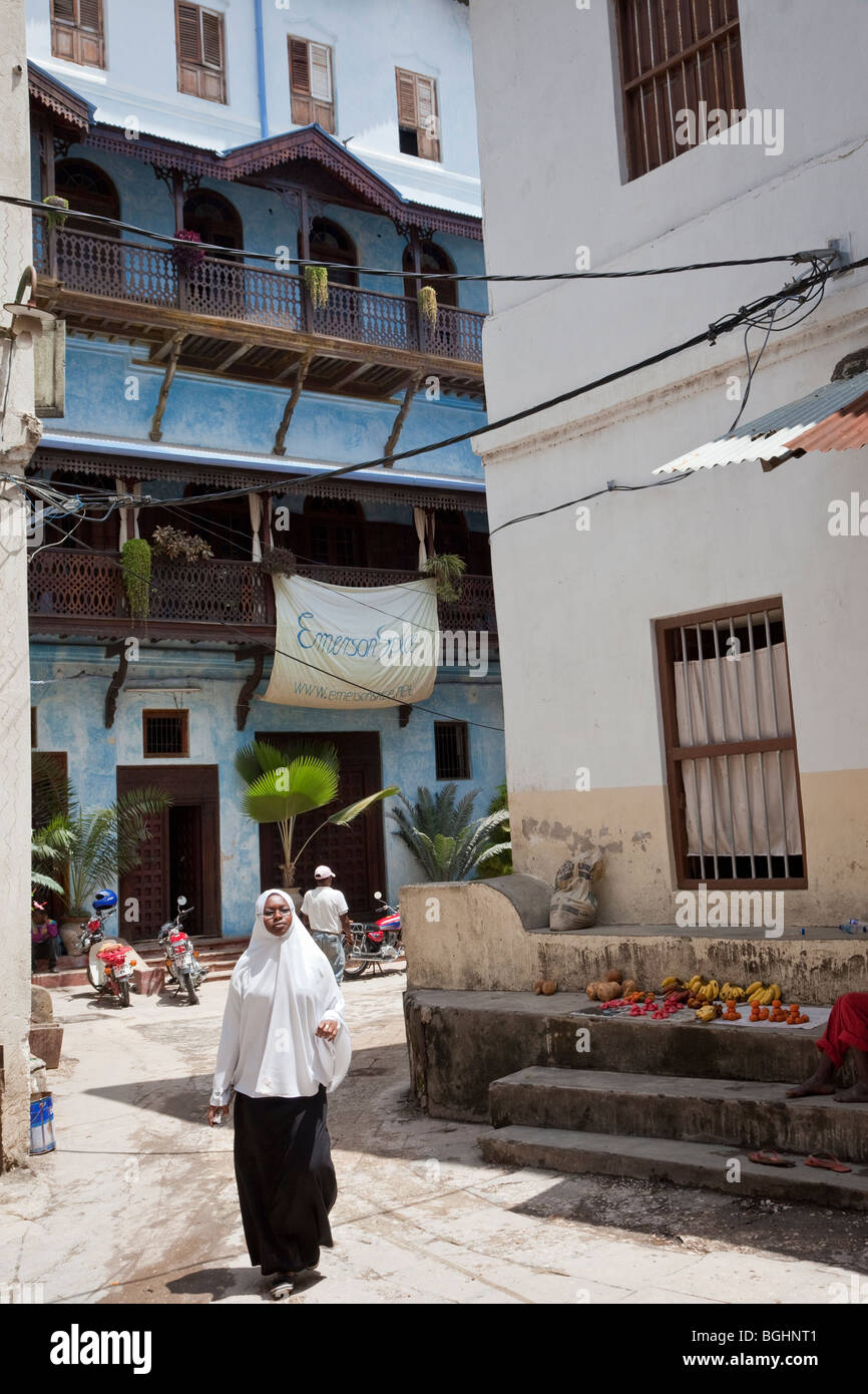 Zanzibar, Tanzania. Stone Town Street scene. Indiano, South-Asian influenza architettonica. Foto Stock