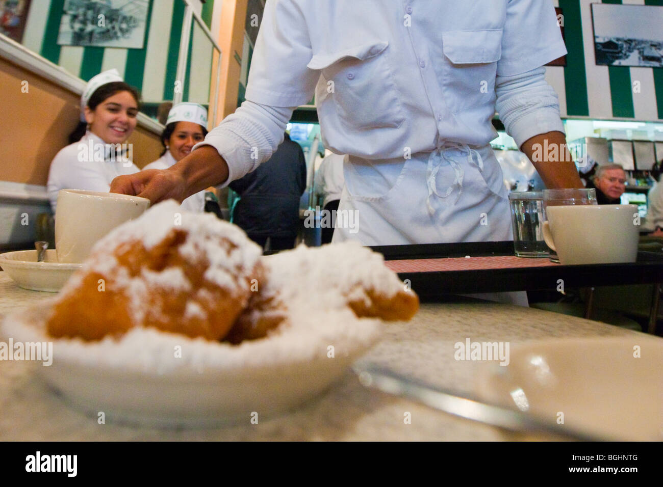 Beignets al Cafe Du Monde nel Quartiere Francese di New Orleans, Louisiana Foto Stock