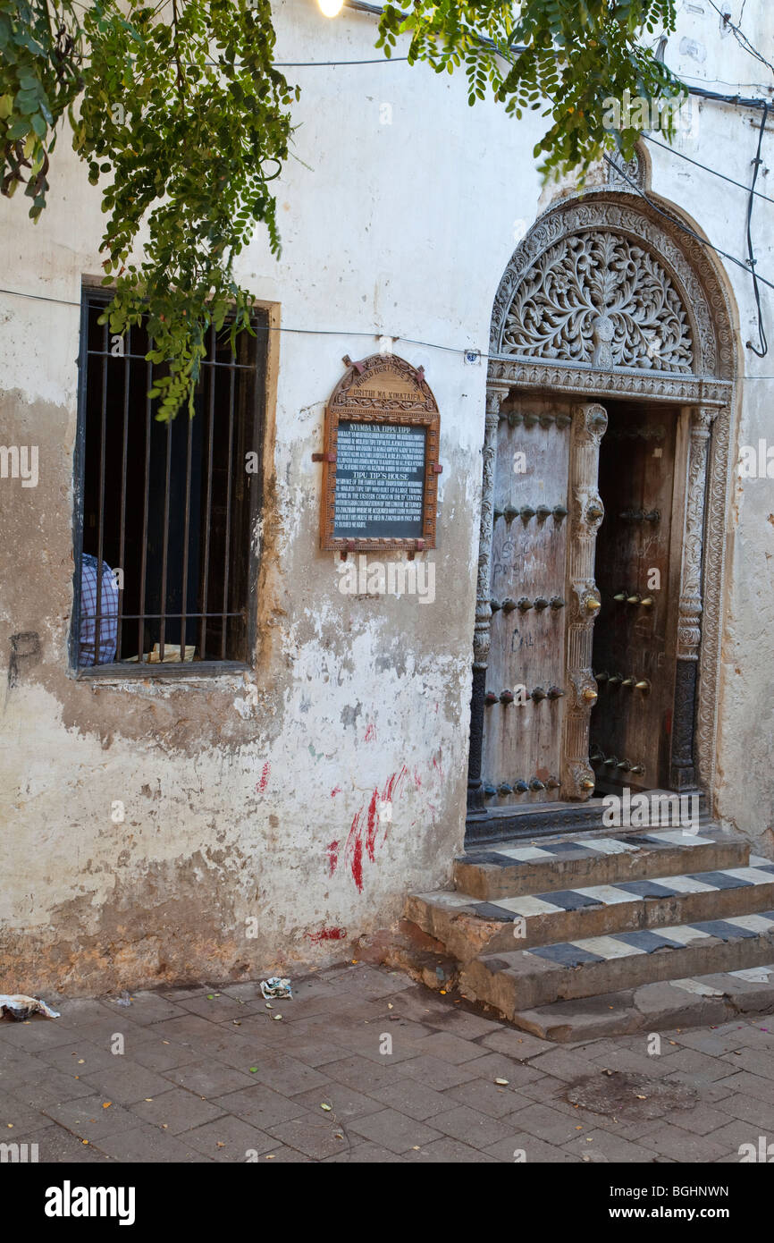 Zanzibar, Tanzania. Casa di Tippu Tip, xix secolo commerciante Slave. In stile-Indiano porta scolpito, con sommità arrotondata. Foto Stock
