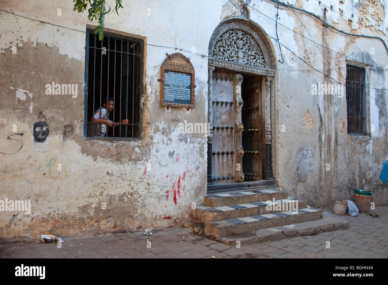 Zanzibar, Tanzania. Casa di Tippu Tip, xix secolo commerciante Slave. In stile-Indiano porta scolpito, con sommità arrotondata. Foto Stock