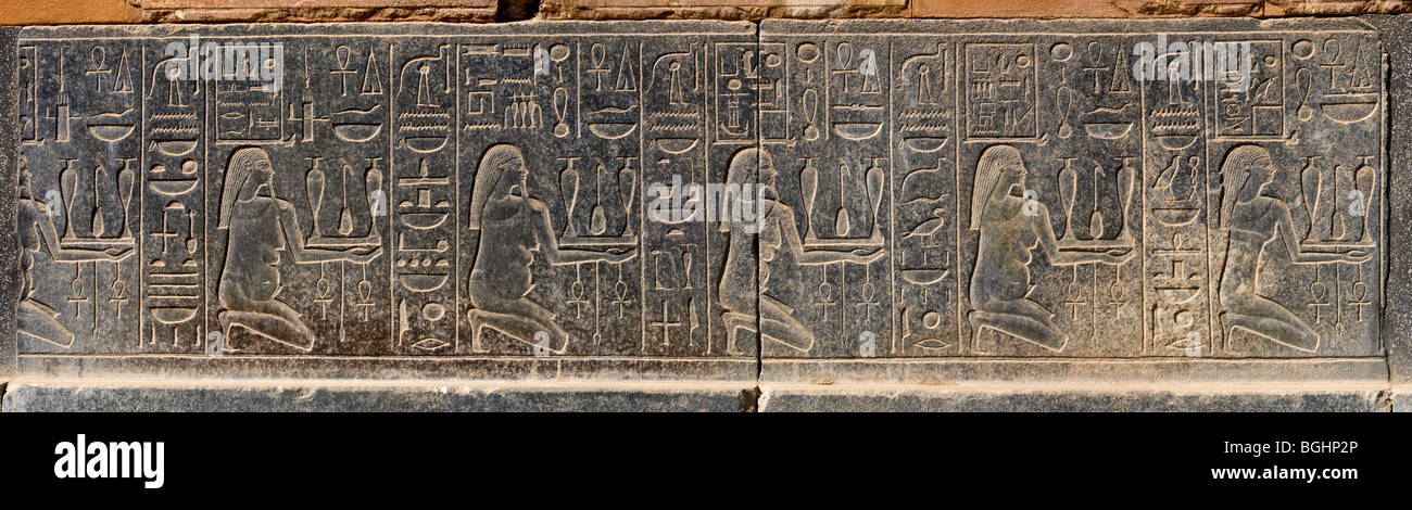 Panoramica del granito nero in rilievo la Cappella rossa della Regina Hatshepsut in open-air museum a Karnak e Luxor Egitto Foto Stock