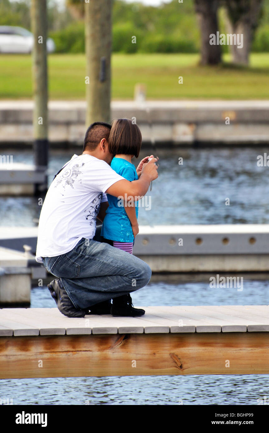 Padre figlia di insegnamento come utilizzare la fotocamera e scattare foto Foto Stock