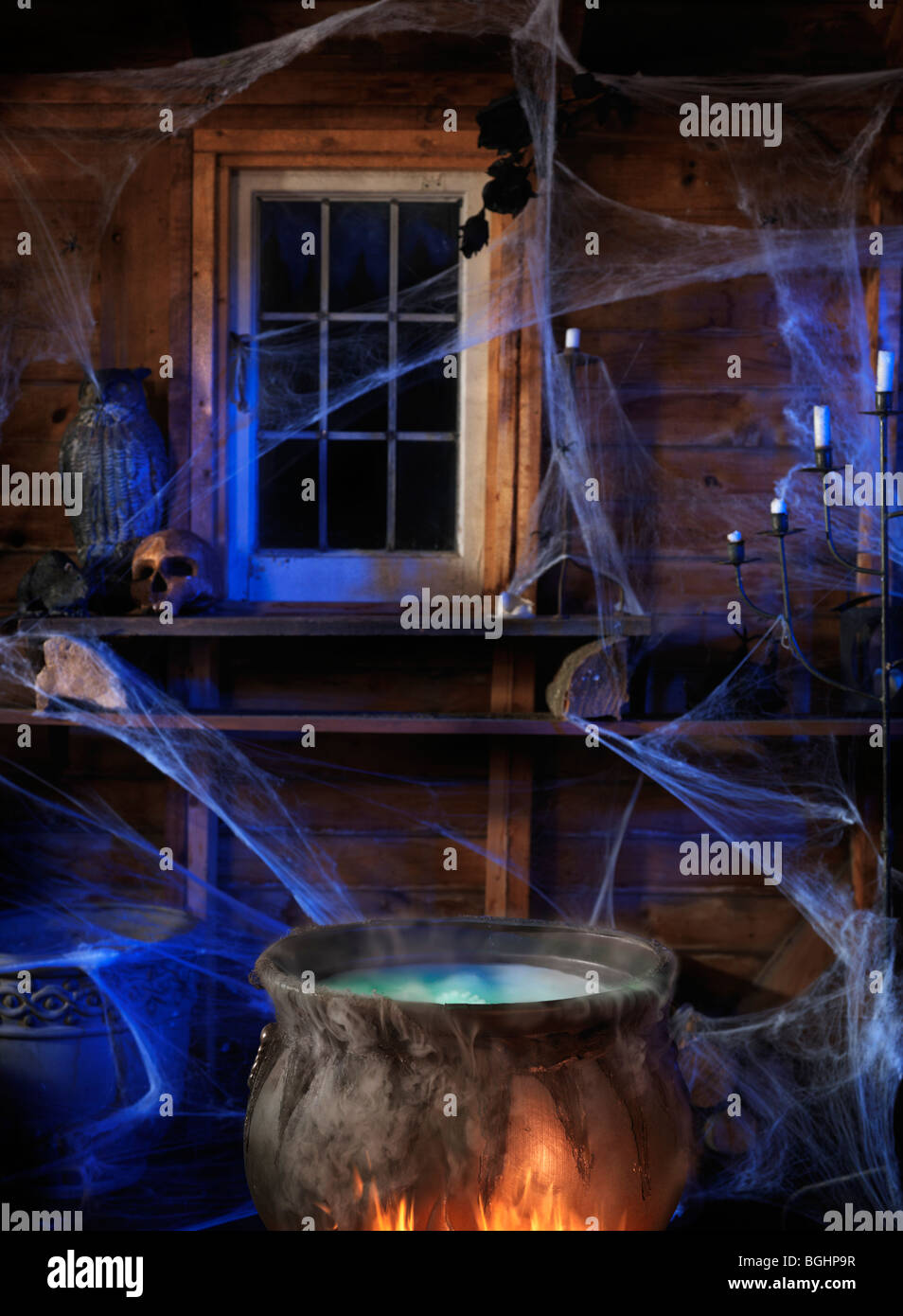 Pozione per la cottura a vapore in un paiolo di rame all'interno di una cabina di strega Foto Stock