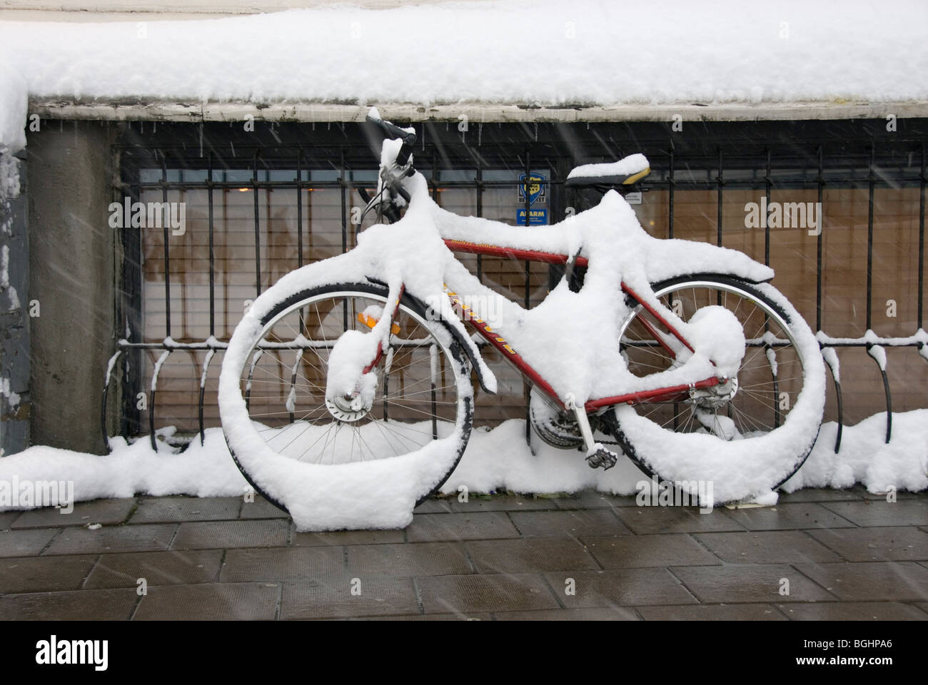 Biciclette parcheggiate ricoperte di neve Foto Stock