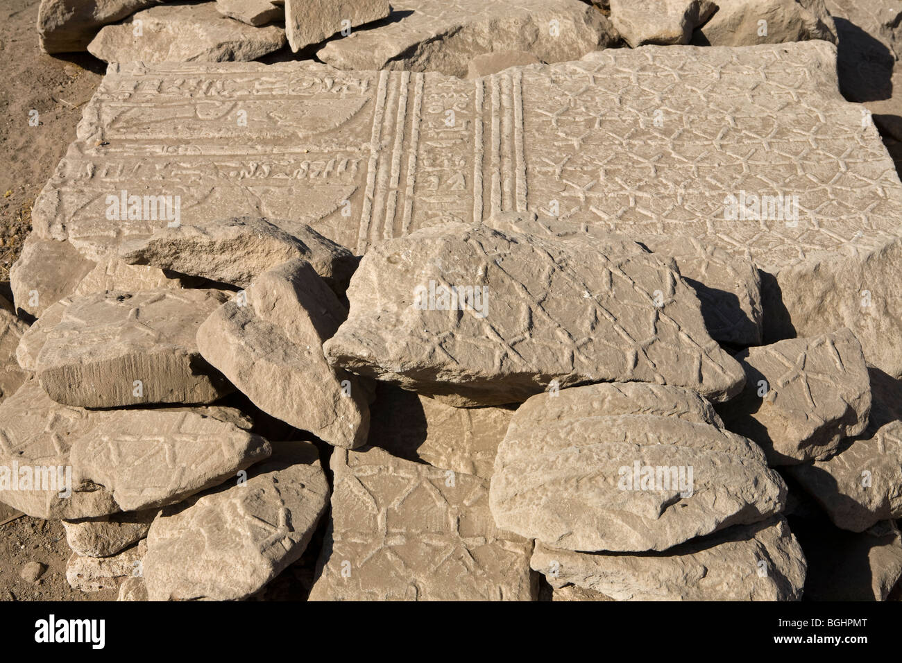 Caduta di pezzi di blocchi a soffitto mostra star sollievo al tempio di Montu a Tod, Valle del Nilo, a sud di Luxor, Egitto Foto Stock