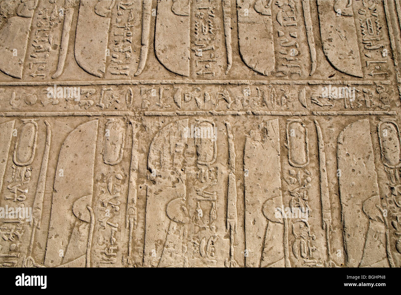 Caduto il blocco del soffitto al tempio di Montu a Tod, Valle del Nilo, a sud di Luxor, Egitto Foto Stock