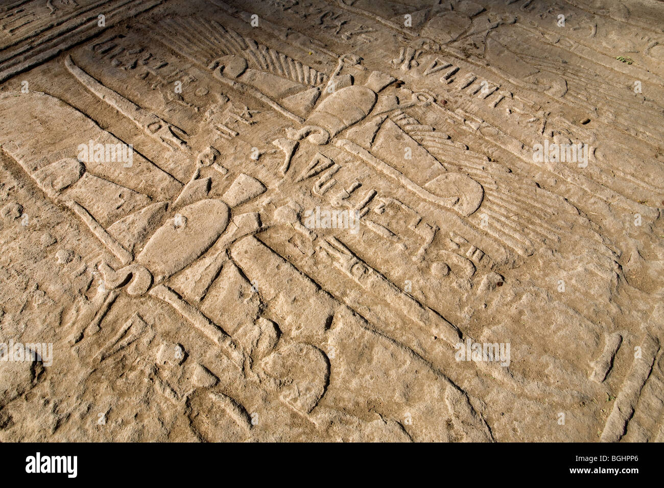 Caduto il blocco a soffitto mostra spead avvoltoio alato sollievo al tempio di Montu a Tod, Valle del Nilo, a sud di Luxor, Egitto Foto Stock