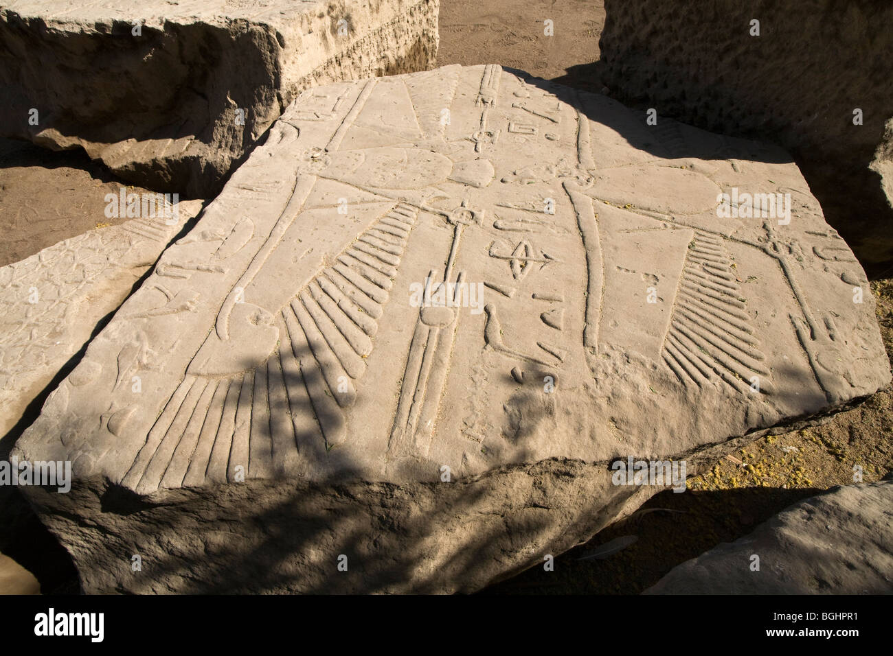 Caduto il blocco che mostra avvoltoio di rilievo sul display a theTemple di Montu a Tod, Valle del Nilo, a sud di Luxor, Egitto Foto Stock