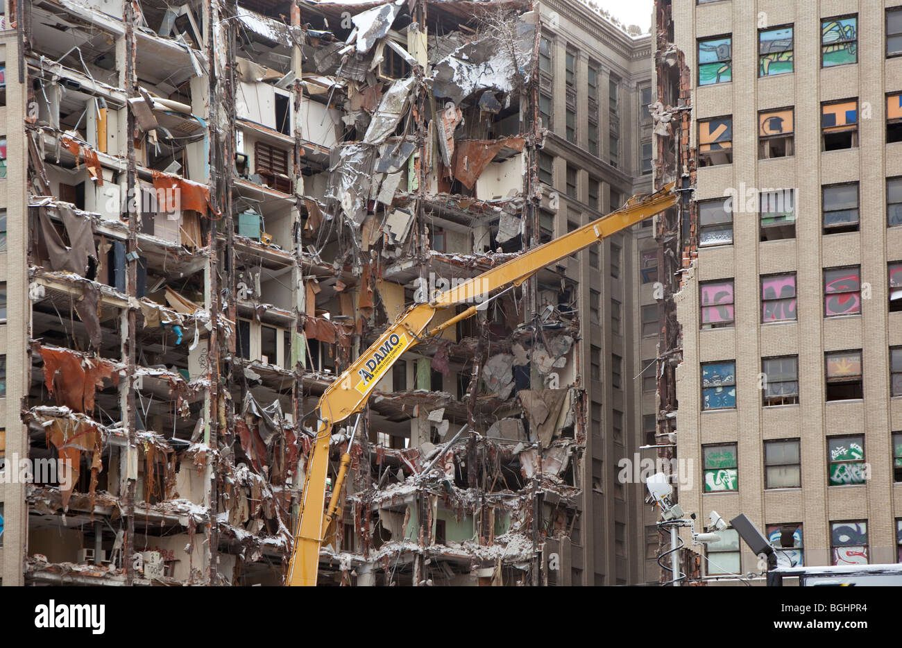 Detroit, Michigan - vacante in Lafayette la costruzione di essere demolita nel centro di Detroit. Foto Stock
