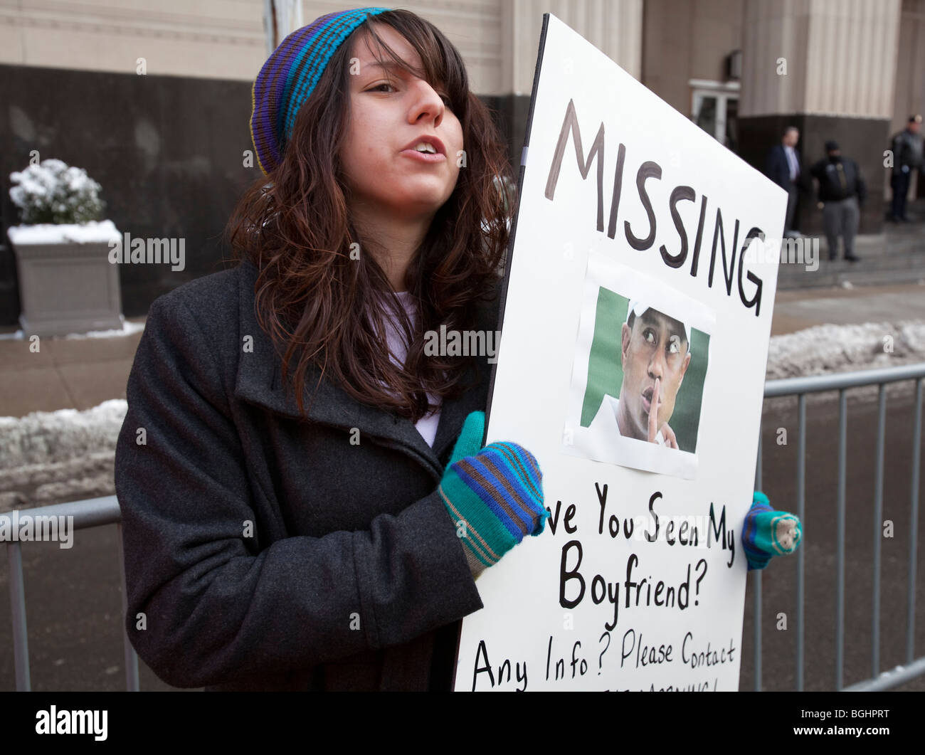 Una ragazza tiene un poster sostenendo che Tiger Woods è il suo fidanzato mancanti. Foto Stock