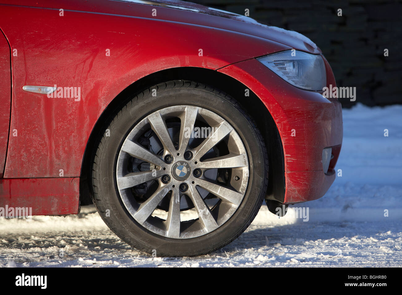 BMW parcheggiato nella neve con il blu del cielo Foto Stock