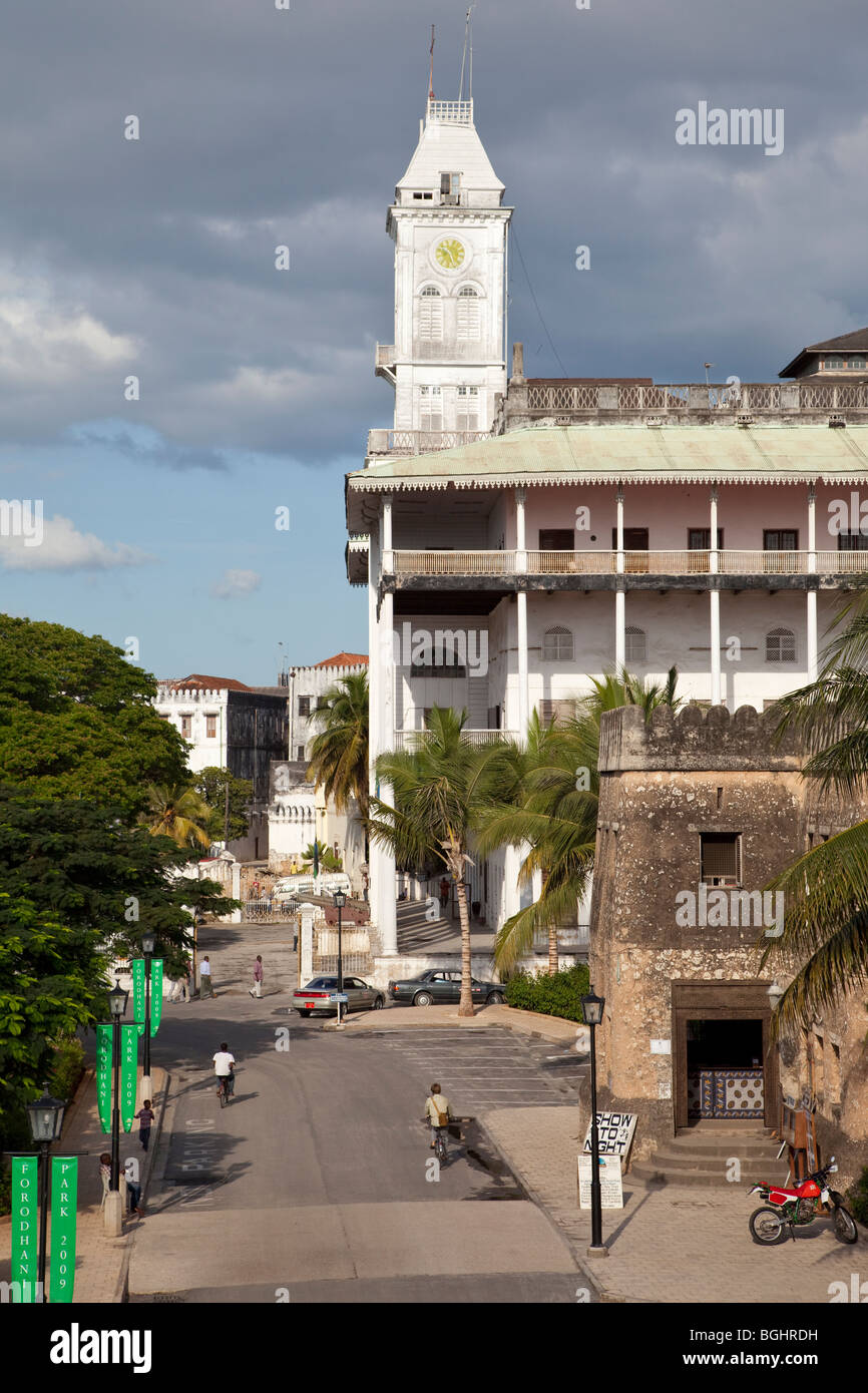 Zanzibar, Tanzania. Beit al-Ajaib e Omani Fort, Stone Town. Foto Stock