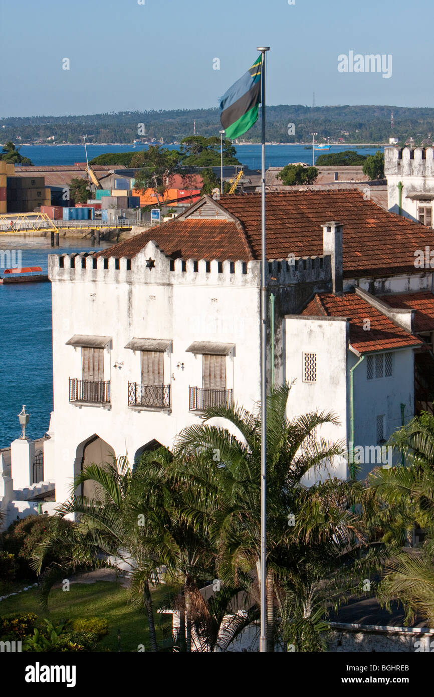 Zanzibar, Tanzania. Ex Palazzo del Sultano, ora il museo del palazzo. Costruito 1890s. Bandiera di Zanzibar. Foto Stock