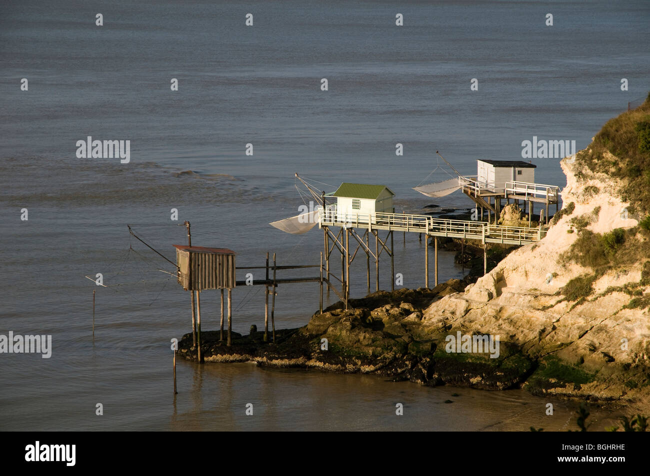 Carrelet : Piattaforme di pesca , piazza netto di immersione sulla Gironde riverside estuario., Charente-Maritime, Francia Foto Stock