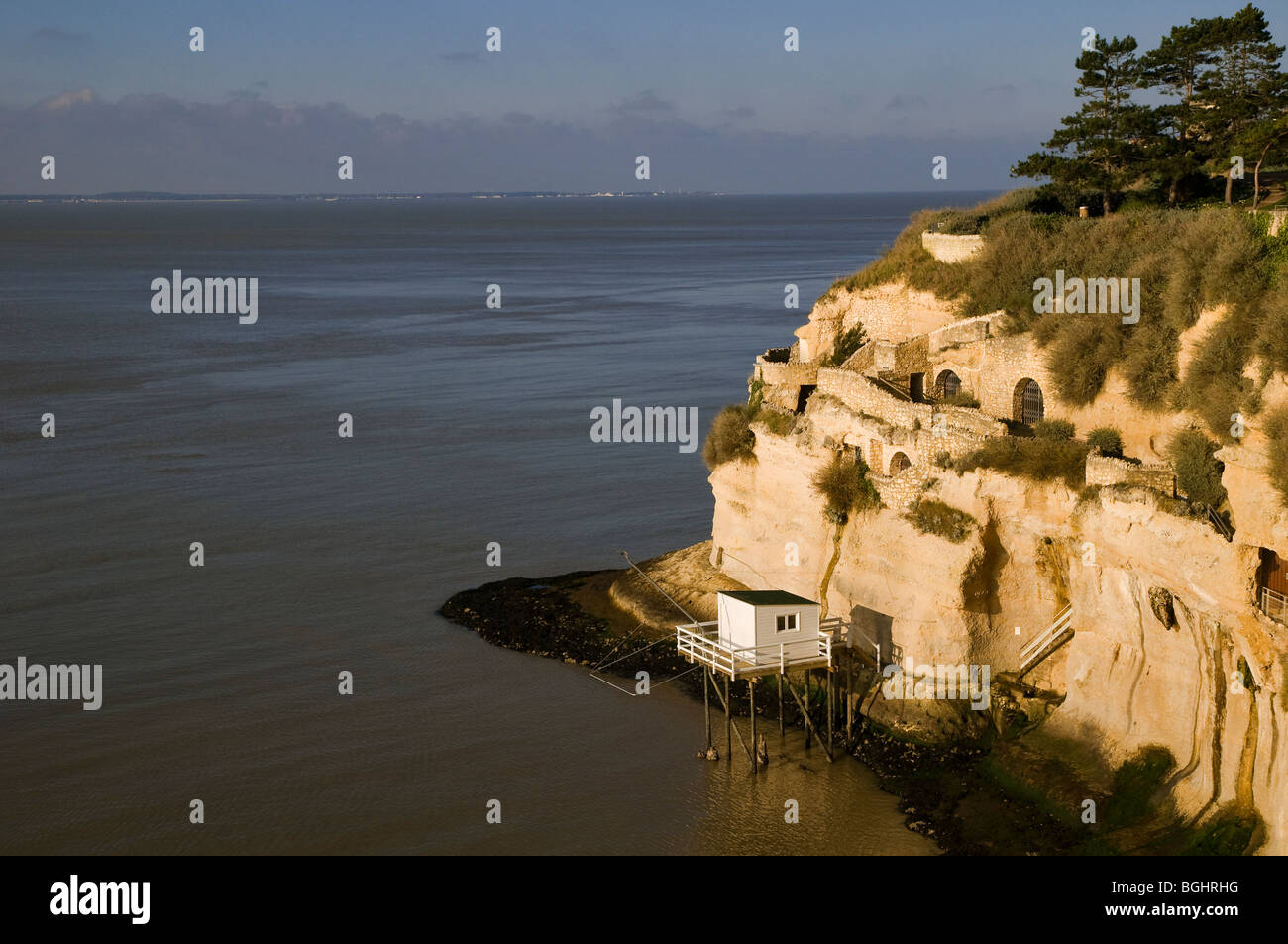 Abitazioni grotte in scogliere sul Gironde riverside, Meschers sur Gironde, Charente-Maritime, Francia Foto Stock