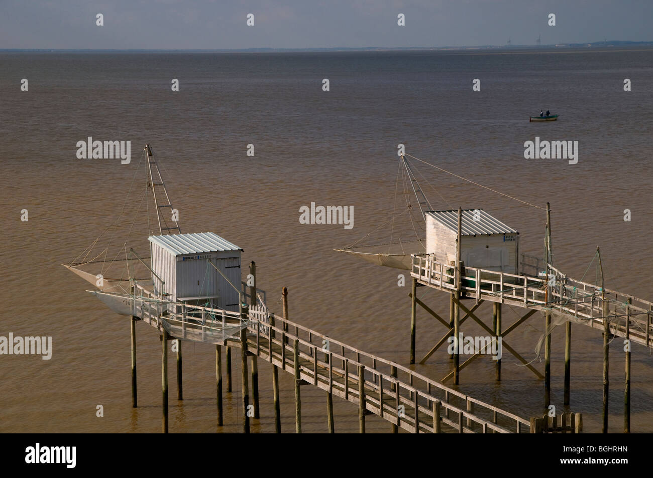 Carrelet : Piattaforme di pesca , piazza netto di immersione sulla Gironde riverside estuario., Charente-Maritime, Francia Foto Stock