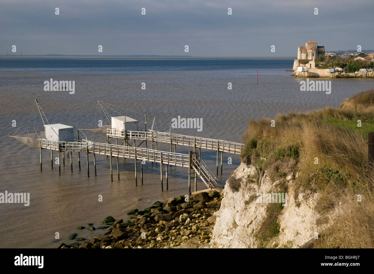 Carrelet : Piattaforme di pesca , piazza netto di immersione sulla Gironde riverside estuario., Talmont sur Gironde, Charente-maritime, Francia Foto Stock