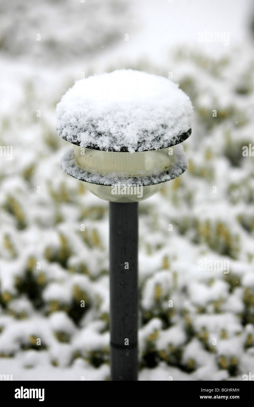 Giardino luci solari ricoperta di neve Foto Stock