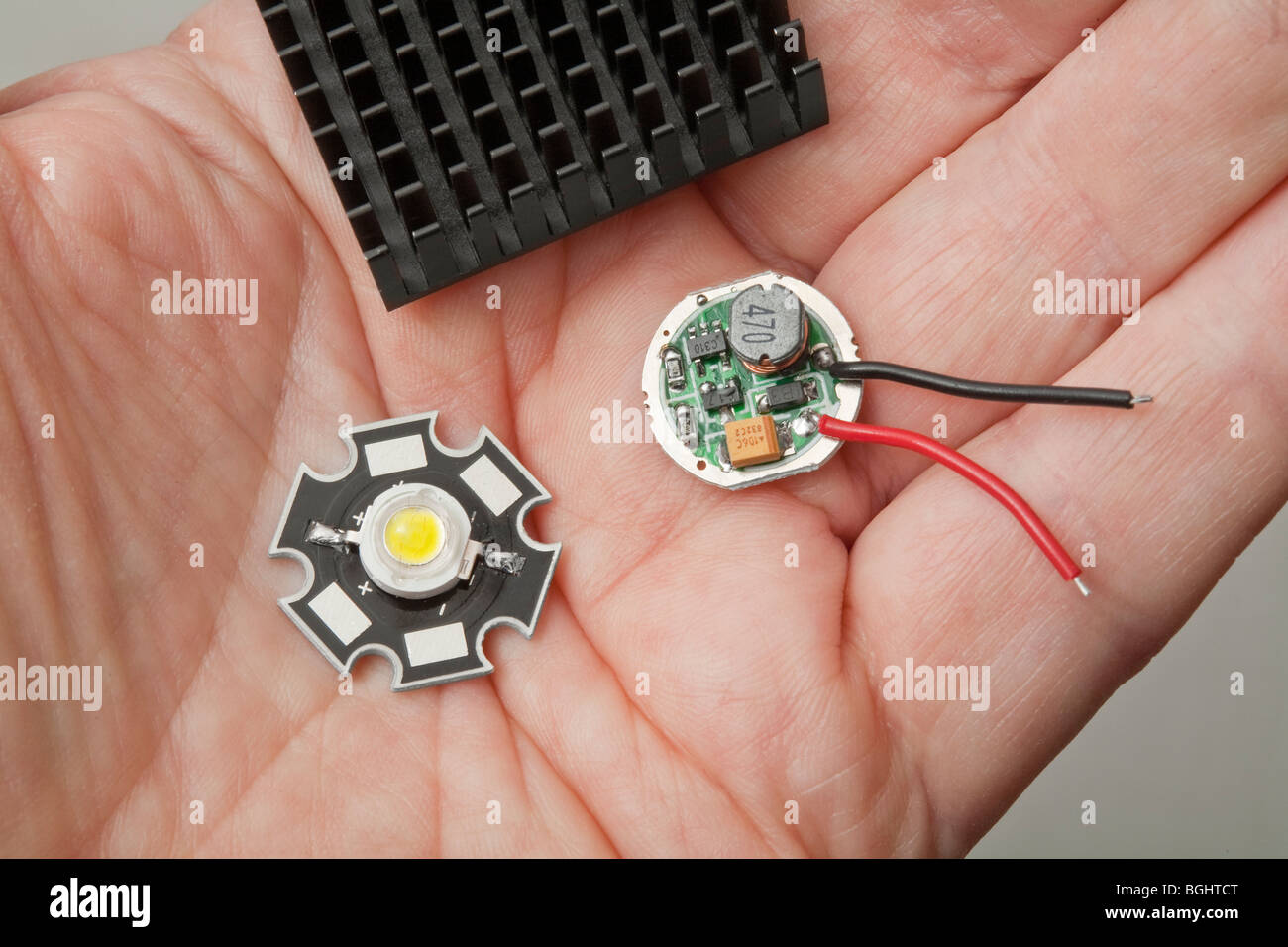 Bianco ultraluminoso LED (light emiting diode) kit compreso il conducente unità con resistori e nero dissipatore di calore per dissipare il calore. Foto Stock