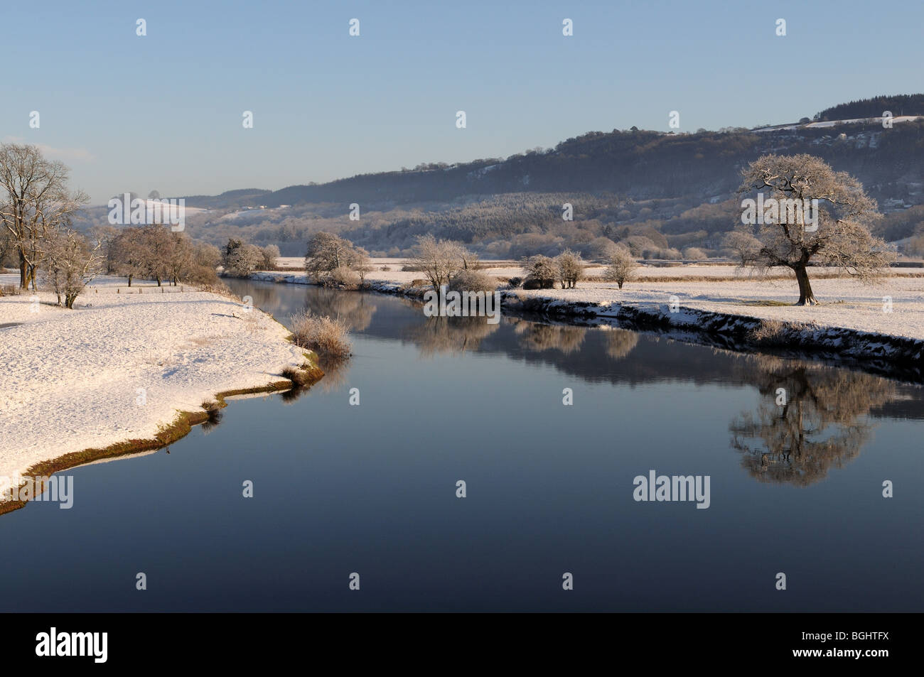 La mattina presto la nebbia e neve oltre il Fiume Tywi Dryslwyn Carmarthenshire Galles Cymru REGNO UNITO GB Foto Stock
