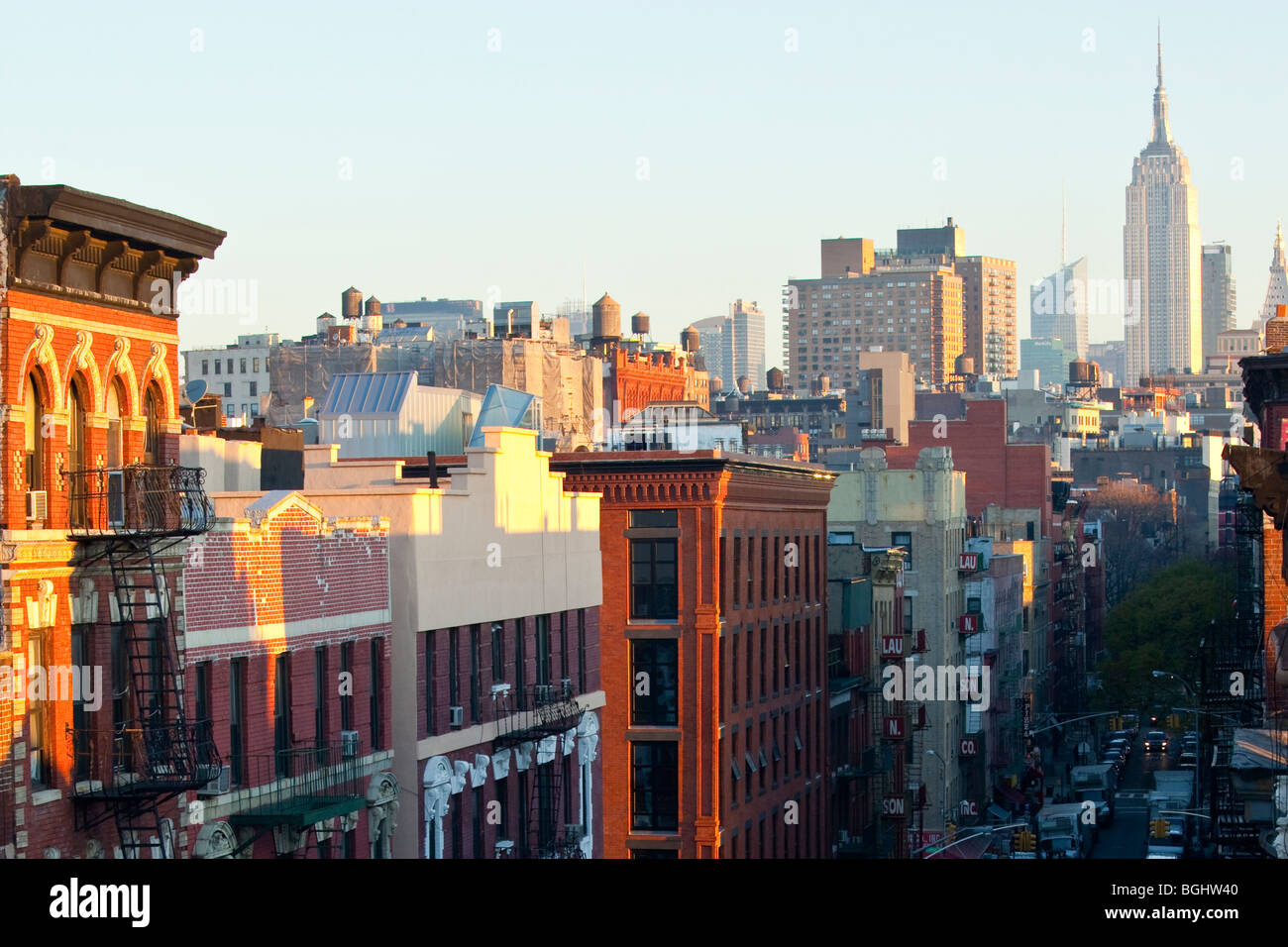 Tetti e Empire State Building di New York City Foto Stock