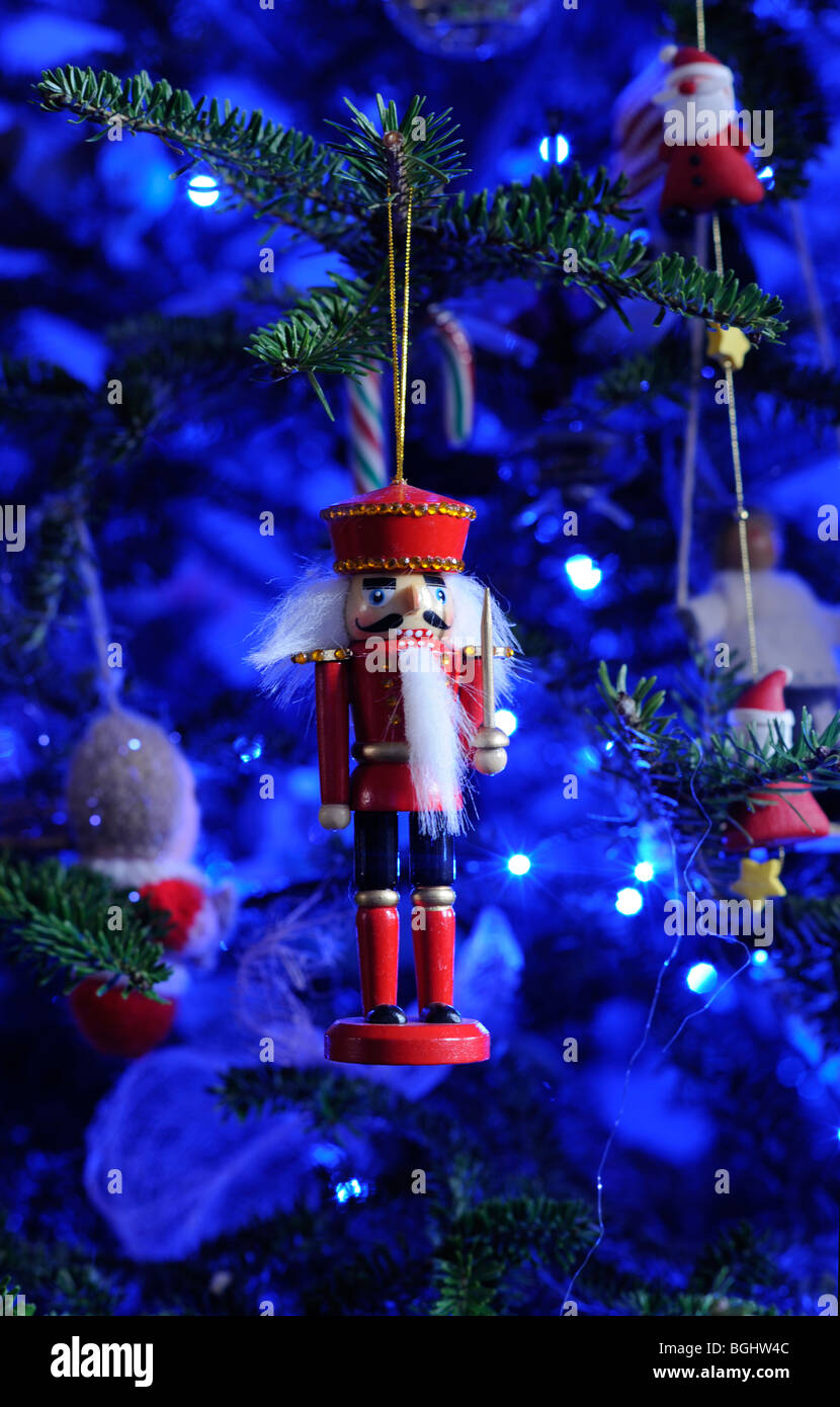 Un tradizionale in legno soldato schiaccianoci Decorazione per albero di  Natale con la spada pende da una festosa tree con altre decorazioni Foto  stock - Alamy
